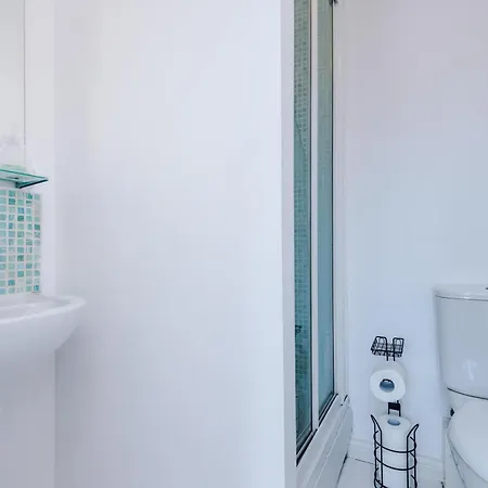 Spacious 6 Bedroom House, With Private Parking Tatil Evi *