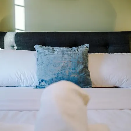 Vidale Court 2, Paprika Close- 4 Bedrooms Sleeps 7 *