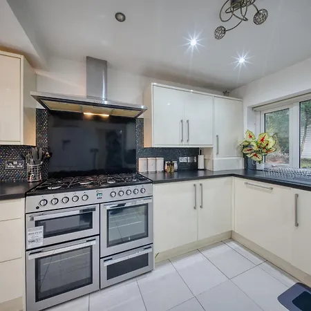 3 Bedrooms Sleeps 7 Free Parking Tatil Evi Manchester