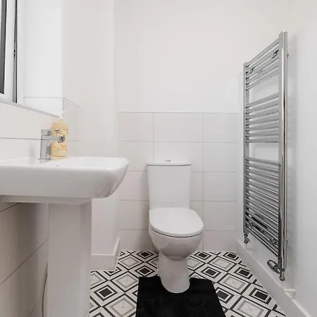 Modern 3-bed W Pool Table N Etihad & Co-op Live Casa de Férias