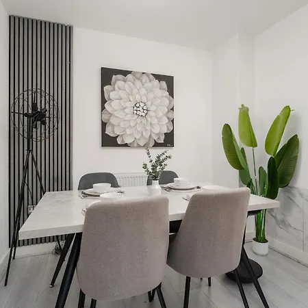 Modern 3-bed W Pool Table N Etihad & Co-op Live Casa de Férias Manchester