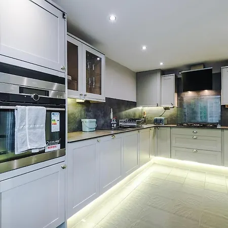 Vidale Court 2, Paprika Close- 4 Bedrooms Sleeps 7 Manchester