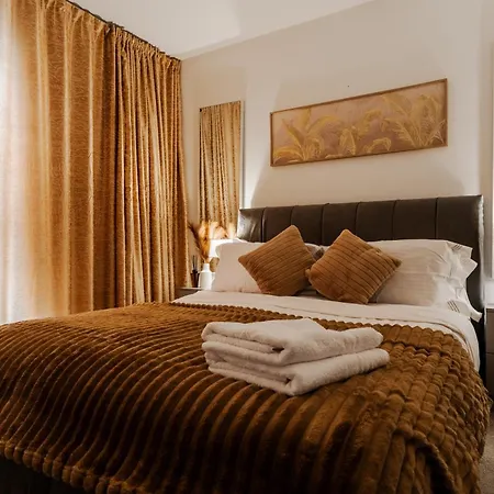 Modern 3-bed W Pool Table N Etihad & Co-op Live