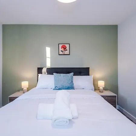 Vidale Court 2, Paprika Close- 4 Bedrooms Sleeps 7 * Manchester