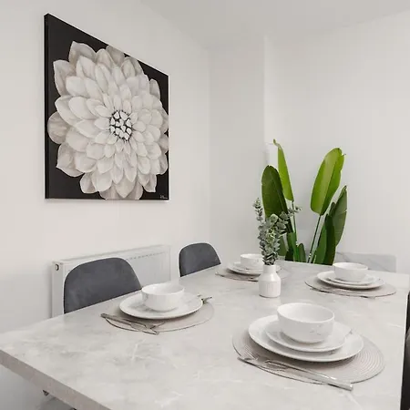 Modern 3-bed W Pool Table N Etihad & Co-op Live