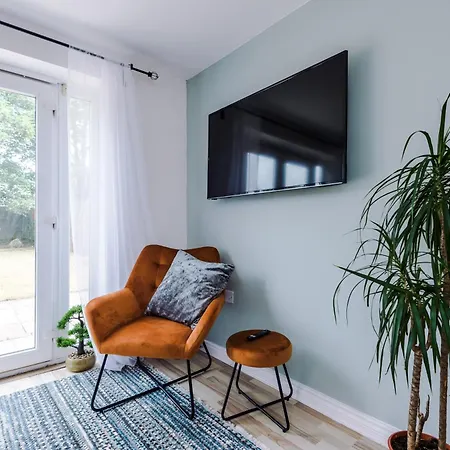 Spacious 6 Bedroom House, With Private Parking *
