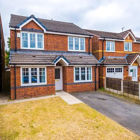 Spacious 6 Bedroom House, With Private Parking *