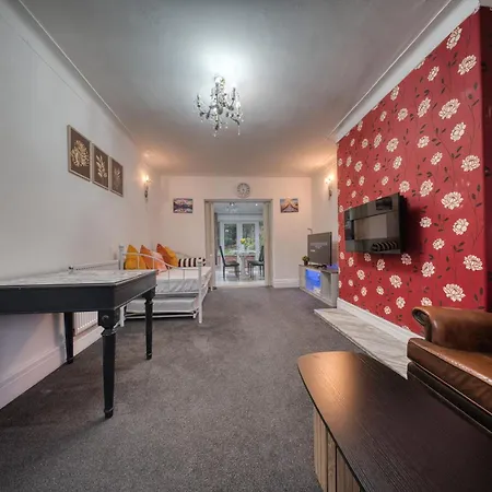 3 Bedrooms Sleeps 7 Free Parking *