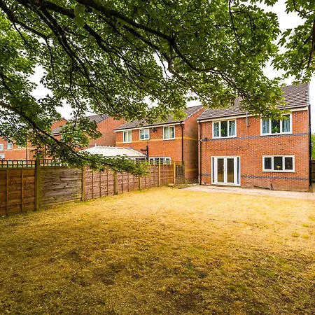 Spacious 6 Bedroom House, With Private Parking Manchester