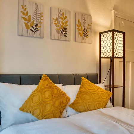3 Bedrooms Sleeps 7 Free Parking Tatil Evi Manchester