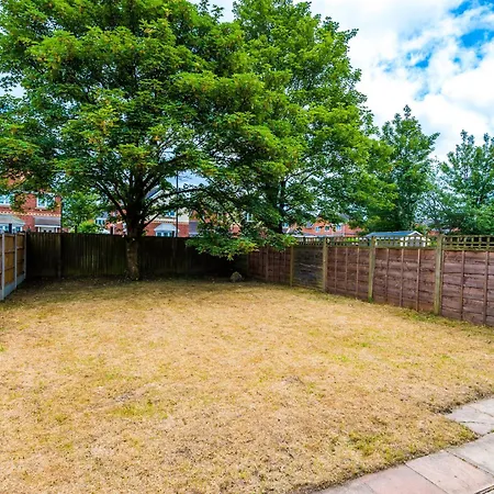 Spacious 6 Bedroom House, With Private Parking * Manchester
