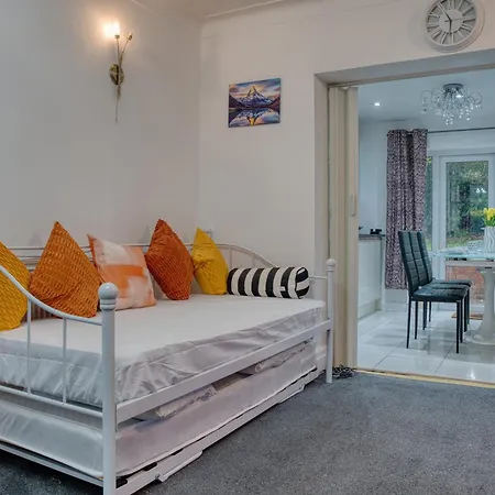 3 Bedrooms Sleeps 7 Free Parking Prázdninový dům Manchester