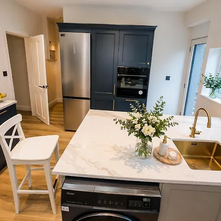 Contemporary Comfort - Sleeps 6 مانشستر