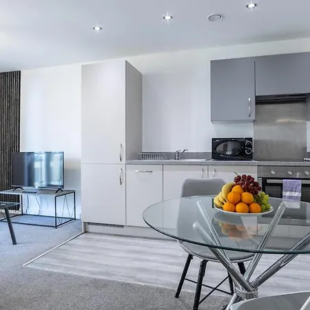 Manchester, Salford, Balcony & Easy Access *