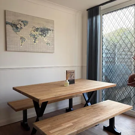 Modern 3-bed With Parking Apartman *