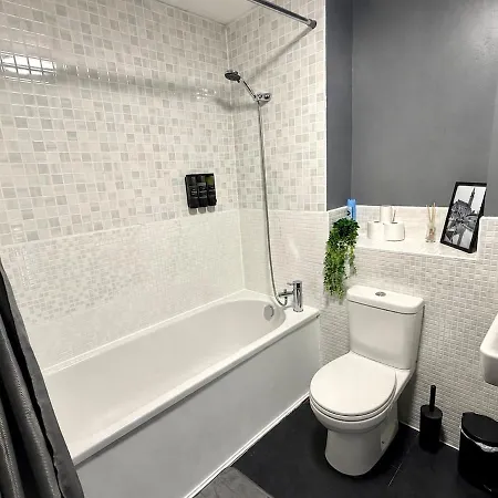 Oak & Noir Suite-luxury 2-bedroom Flat, Parking, Wifi, Netflix, Location