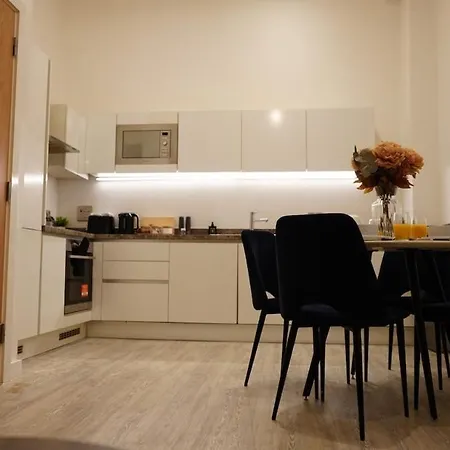 Luxury 2-bed 3 Bath Balcony Rooftop Terrace Manchester