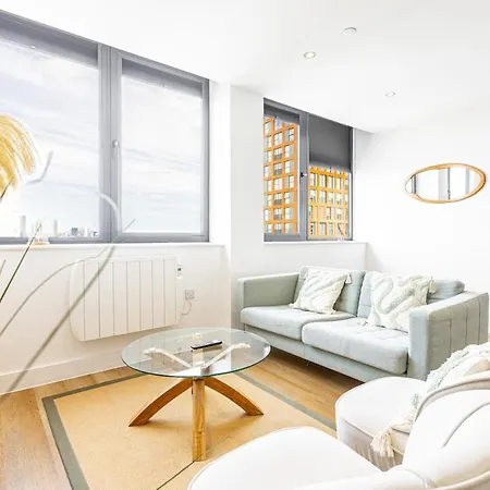 2 Bedroom 5 Minutes From Old Trafford - Free Parking *