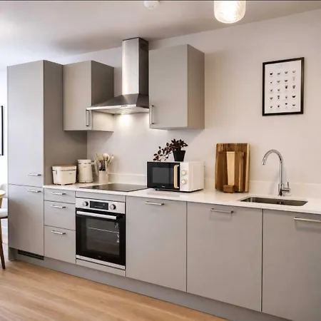 Premium 1-bedroom Views & Free Parking *