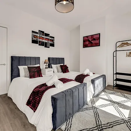Chic 3-bedroom House - Free Parking And Wifi Apartment
