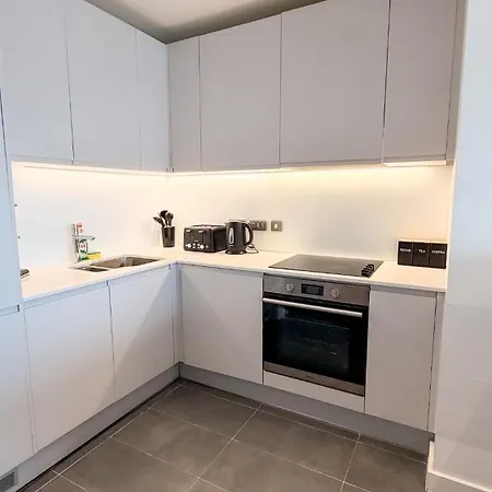 Stylish New 2br 5minao Arena Balcony Gym Manchester