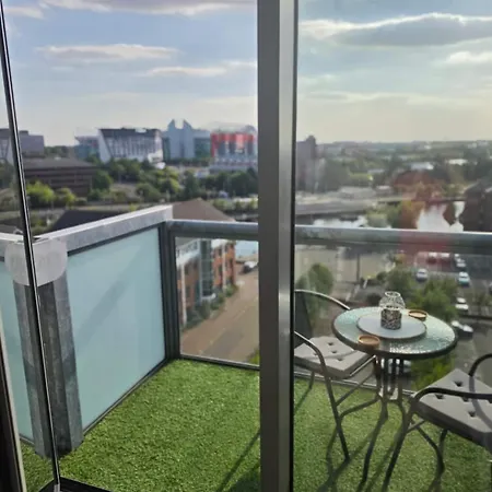 Stunning Waterfront Balcony & Quay Views *