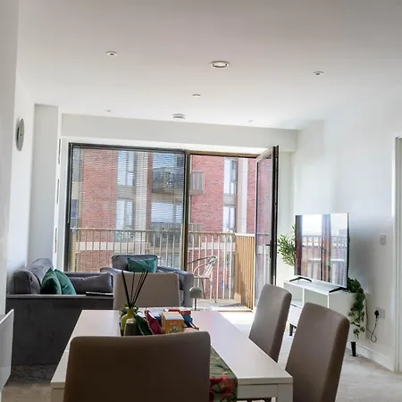 Modern Flat Minutes From Centre