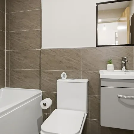 Modern 2 Bed Flat In Centre And Sleeps 5