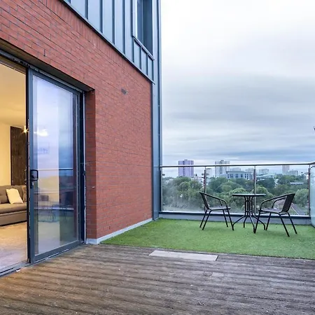 Penthouse, Pool & Ping Pong, Skyline