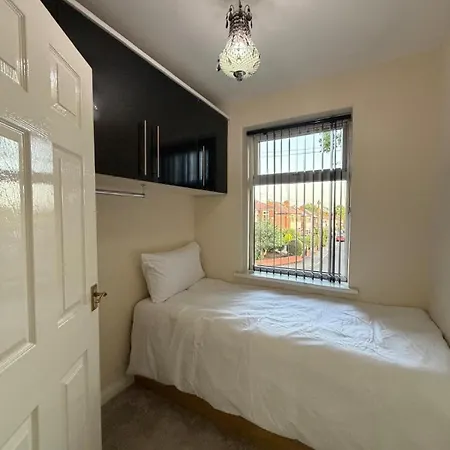 Apartman Modern 3-bed With Parking Manchester