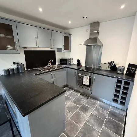 Apartman Oak & Noir Suite-luxury 2-bedroom Flat, Parking, Wifi, Netflix, Location *