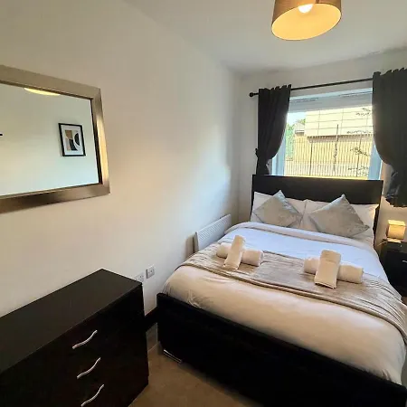 Oak & Noir Suite-luxury 2-bedroom Flat, Parking, Wifi, Netflix, Location