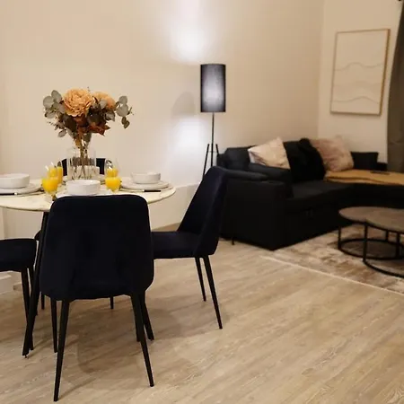 Luxury 2-bed 3 Bath Balcony Rooftop Terrace Apartamento