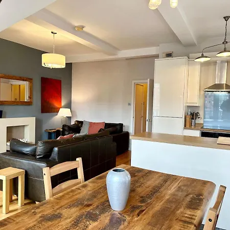 Stunning Floor Flat In The Heart Of