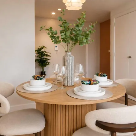 Premium 1-bedroom Views & Free Parking Apartamento