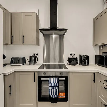 Chic 3-bedroom House - Free Parking And Wifi Apartment Manchester
