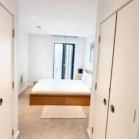 Stylish New 2br 5minao Arena Balcony Gym Manchester