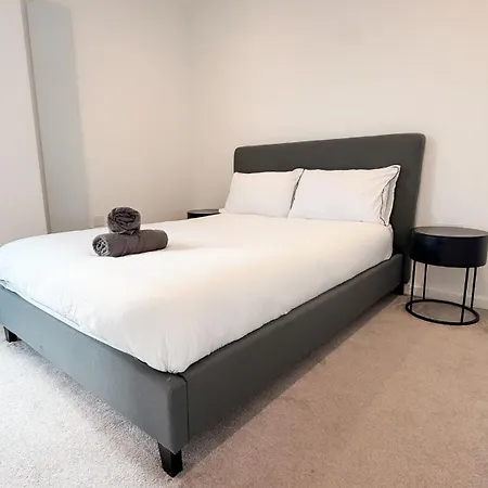 Balcony Smart Tv 20mins To Airport Free Parking