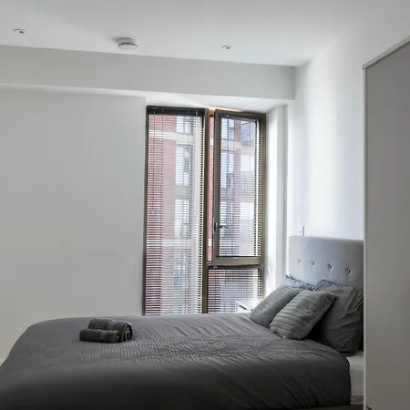 Modern Flat Minutes From Centre *