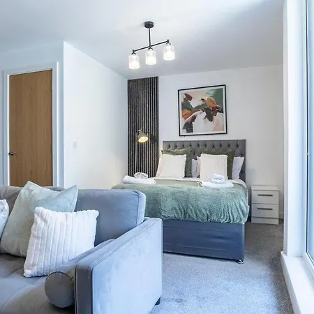 Manchester, Salford, Balcony & Easy Access
