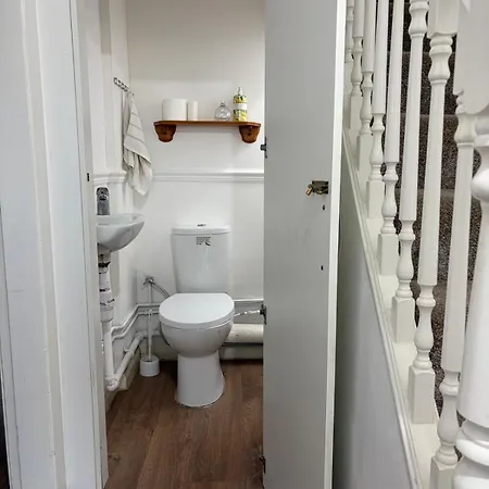 Modern 3-bed With Parking Manchester