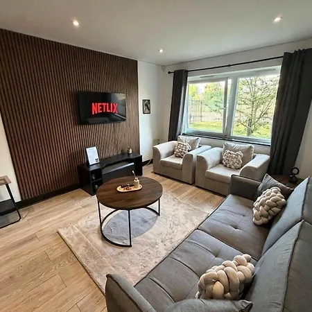 Oak & Noir Suite-luxury 2-bedroom Flat, Parking, Wifi, Netflix, Location Apartman