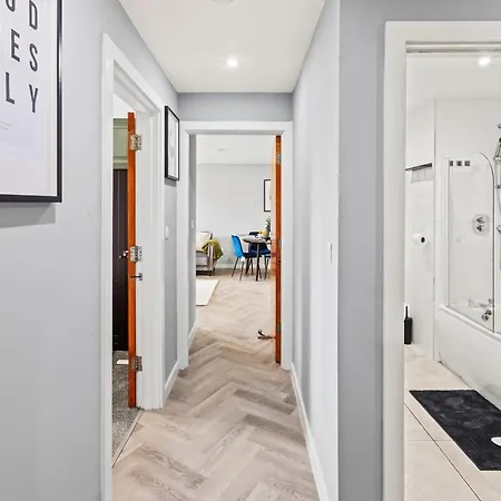 Stylish 2br - Near Mediacity - Free Parking & Business Ready