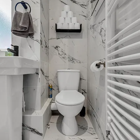 Chic 3-bedroom House - Free Parking And Wifi Apartment *