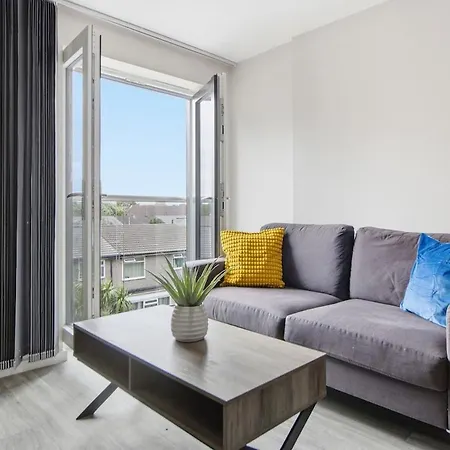 Modern 2 Bed Flat In Centre And Sleeps 5