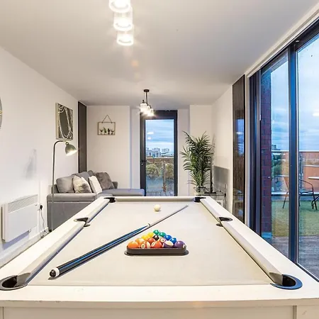 Penthouse, Pool & Ping Pong, Skyline *