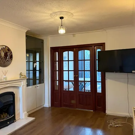 Modern 3-bed With Parking Apartman