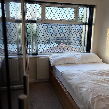 Modern 3-bed With Parking Apartman *