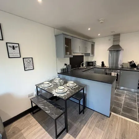 Oak & Noir Suite-luxury 2-bedroom Flat, Parking, Wifi, Netflix, Location Apartman