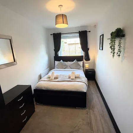 Apartman Oak & Noir Suite-luxury 2-bedroom Flat, Parking, Wifi, Netflix, Location